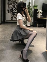 [W phúc lợi COS] Silk Foot Blogger Elk_Monroe 2020.06.09 Vớ nửa ống ren đen